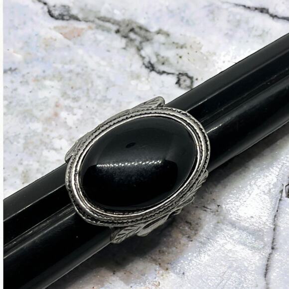 Black Stone Silver Tone Stretch Ring Leaf Design Vintage Style Adjustable Gothic - Picture 1 of 9